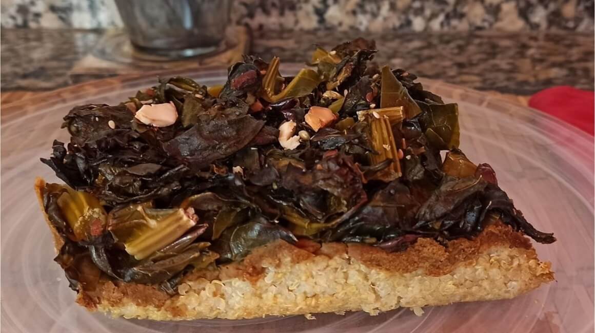 Al momento stai visualizzando SFORMATO DI QUINOA CON HUMMUS E FOGLIE DI BROCCOLO