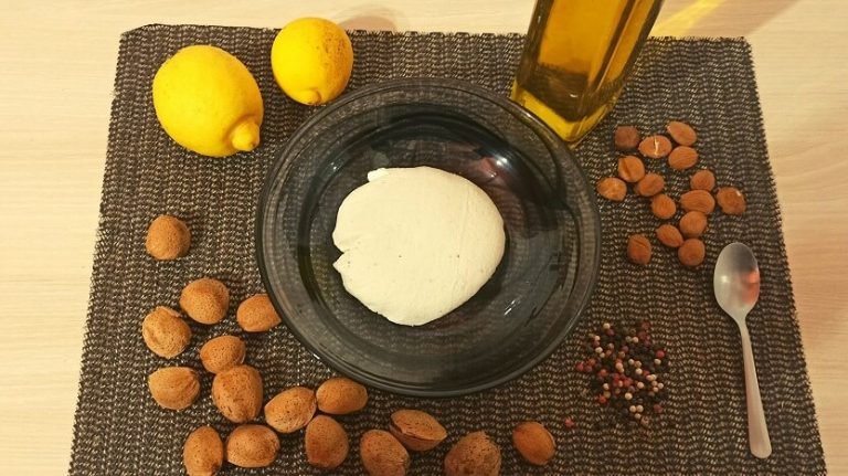 Scopri di più sull'articolo RICOTTA DI MANDORLE FATTA IN CASA