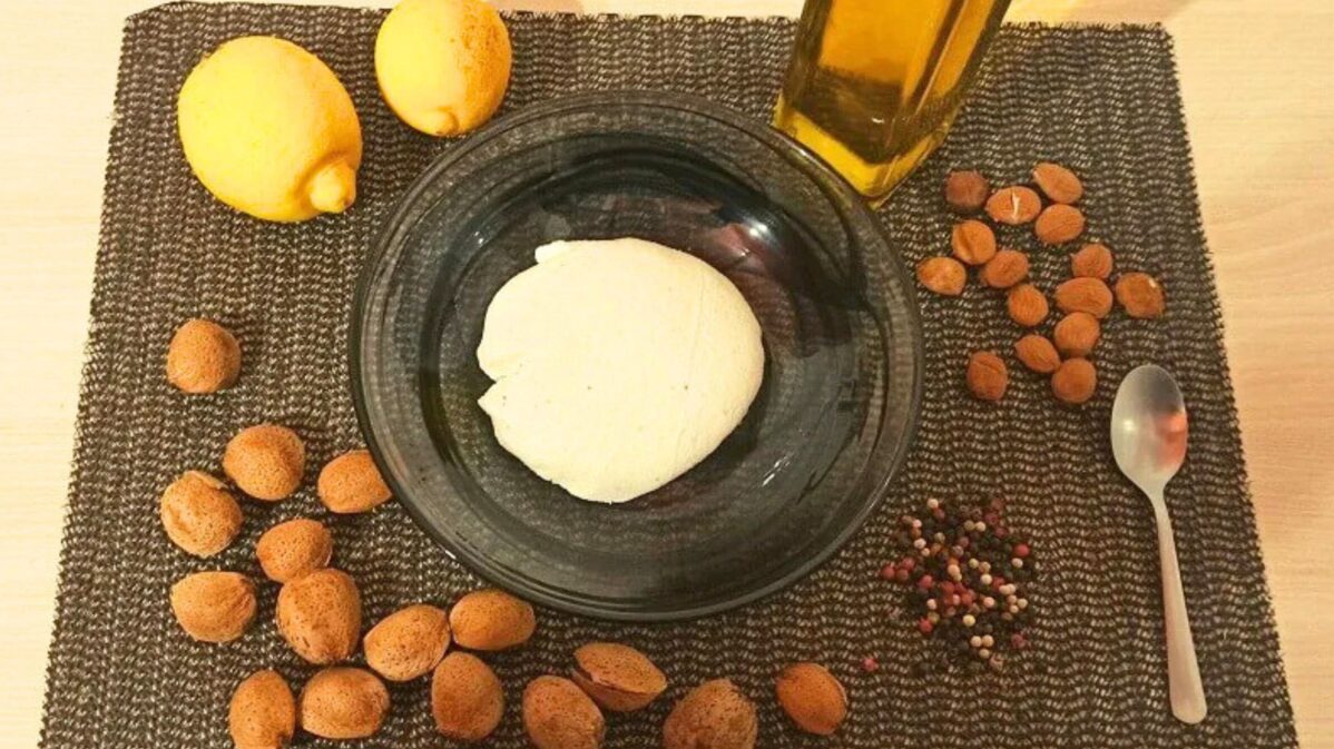 ricotta-di-mandorle-fatta-in-casa