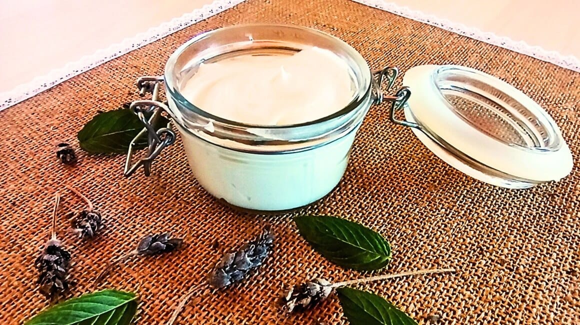 Al momento stai visualizzando CREMA NUTRIENTE MULTIUSO CON SOLO 3 INGREDIENTI