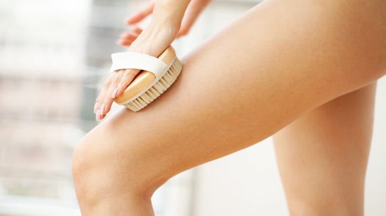 Scopri di più sull'articolo SPAZZOLATURA A SECCO: I BENEFICI DEL DRY BRUSHING