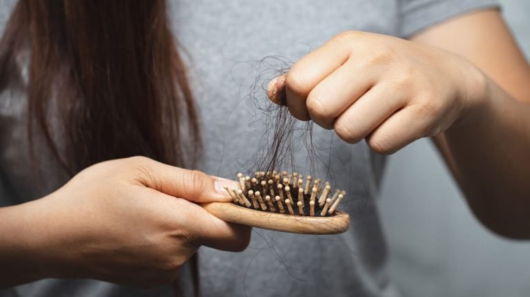 Scopri di più sull'articolo CADUTA DEI CAPELLI: CAUSE E 11 ALIMENTI PER PREVENIRLA