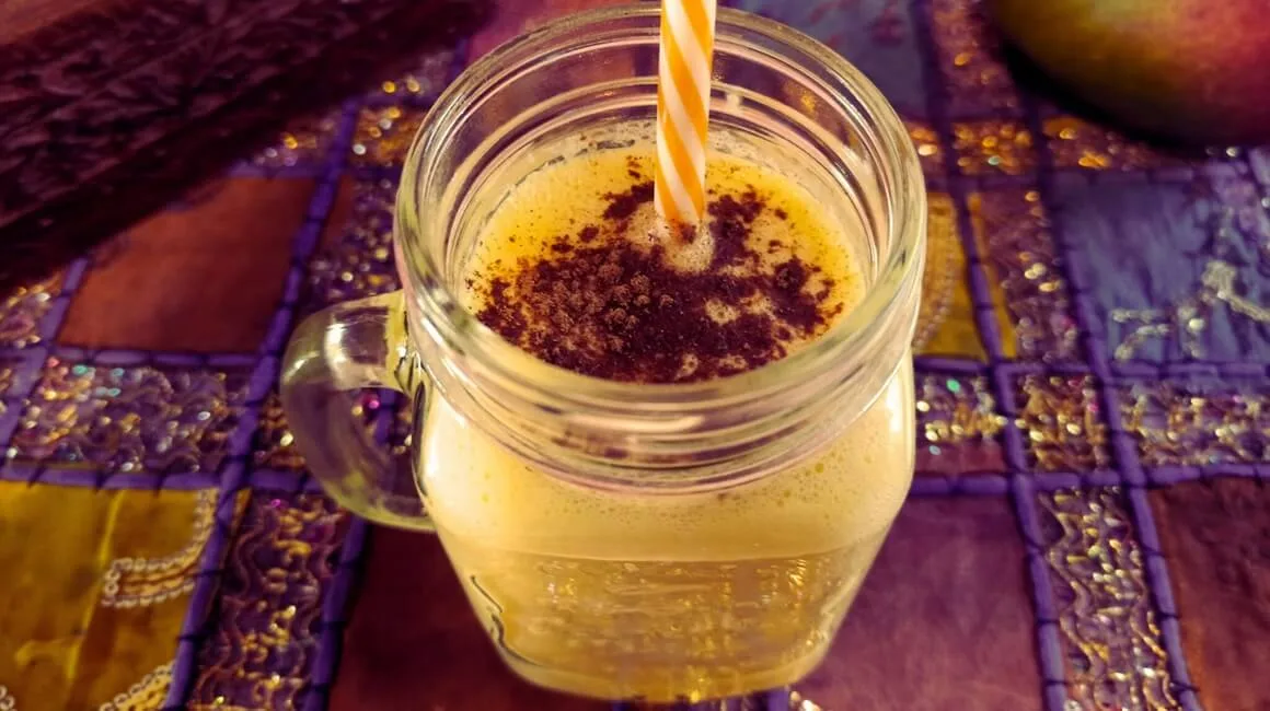 Al momento stai visualizzando LASSI INDIANO: PROPRIETÀ E RICETTE PER OGNI DOSHA