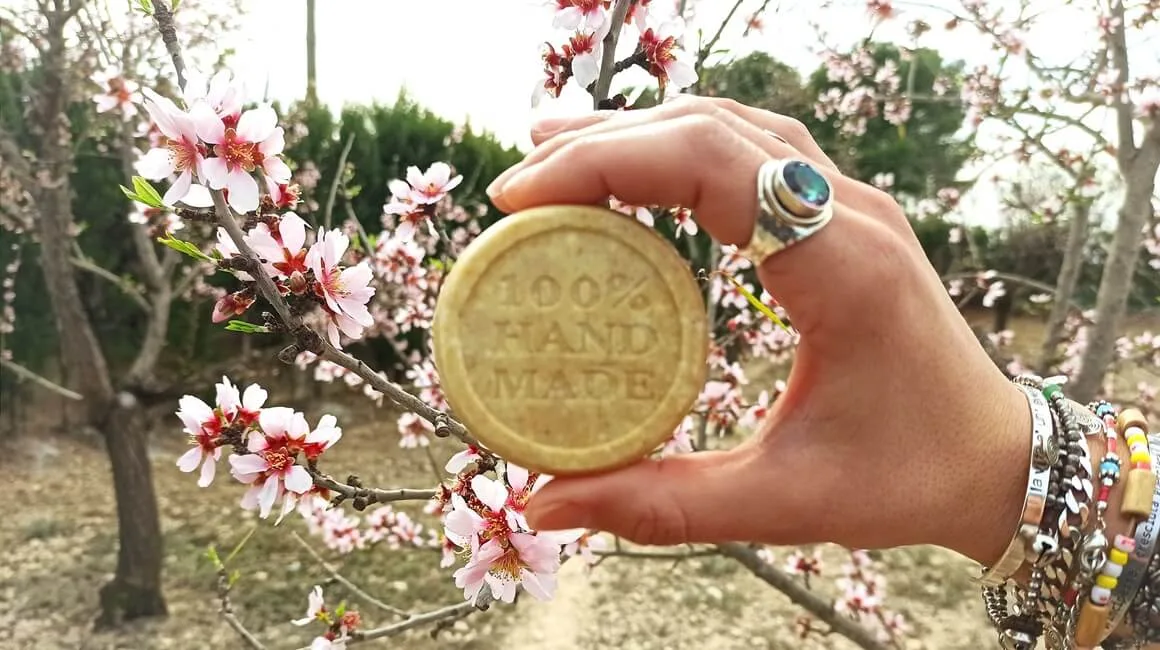 Al momento stai visualizzando SHAMPOO SOLIDO CAPELLI SECCHI IDRATANTE E FATTO IN CASA