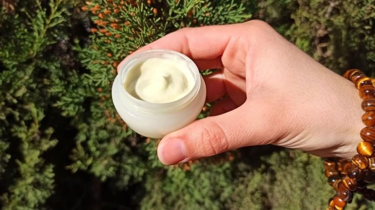 Scopri di più sull'articolo CREMA ANTICELLULITE FAI DA TE CON INGREDIENTI NATURALI