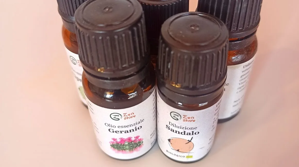 Al momento stai visualizzando OLI ESSENZIALI: PROPRIETÀ E USI IN COSMETICA NATURALE